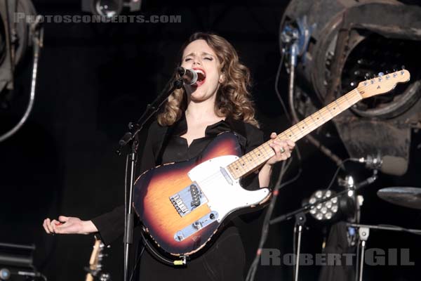 ANNA CALVI - 2014-08-15 - SAINT MALO - Fort de St Pere - 